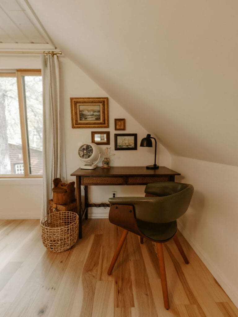 desk-at-hytte-ro