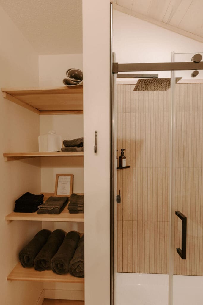 bathroom-at-cuyler-cabin