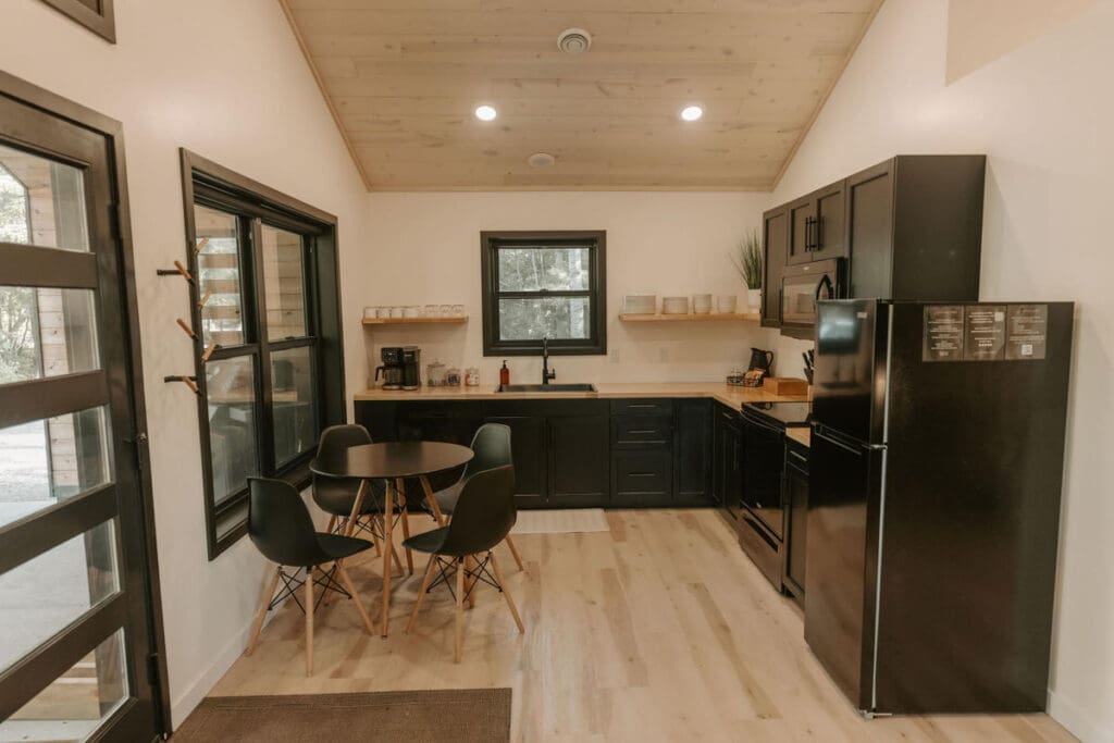 interior-of-the-cuyler-cabin