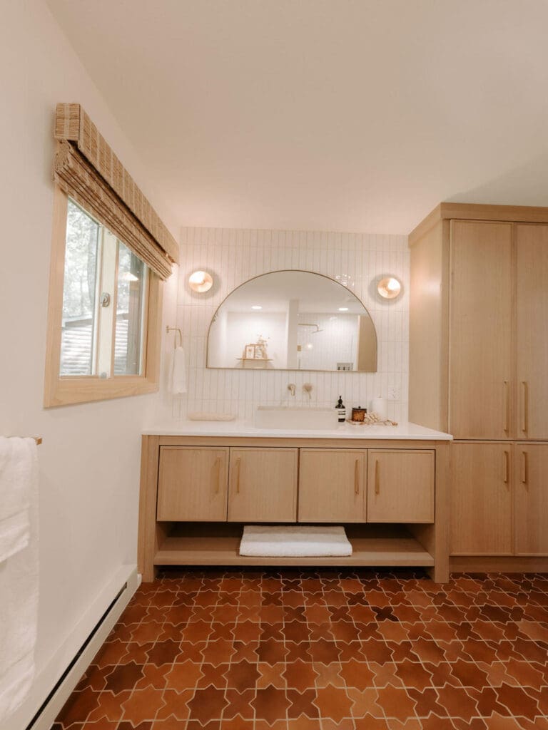 Scandinavian-style-bathroom
